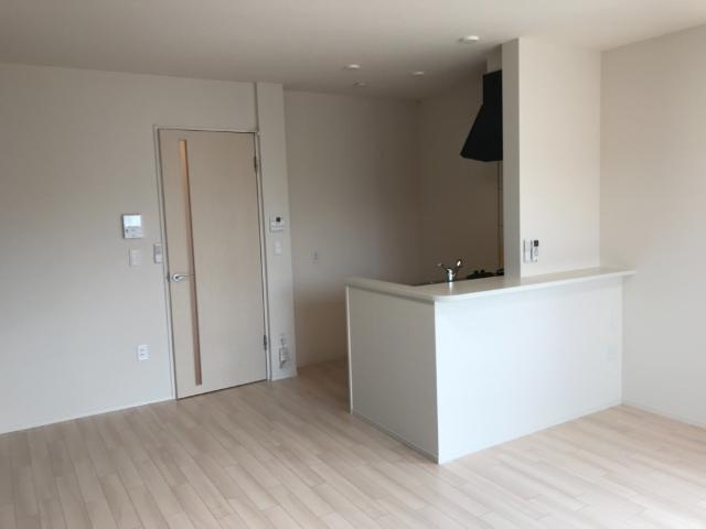 フルール・ド・ヴィオレットの内装|カウンターキッチン