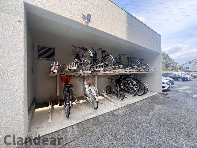 アトラス松戸Ａ棟の駐輪場|ドキドキの新生活も、安心してスタート。ぴったりの住まいを見つけませんか？クランディアが一緒に住まい選びをサポートします‼　まずは、お気軽にお問合せください　＃クランディア
