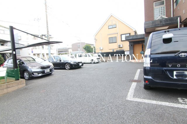  ラ・ヴェーヌ の駐車場