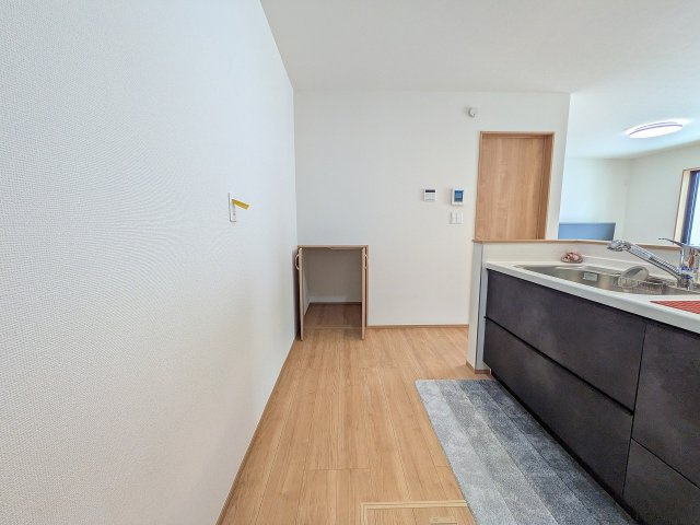 八王子市　弐分方町　新築一戸建て　１０期の収納|～階段下収納　ストック置き場に大活躍～