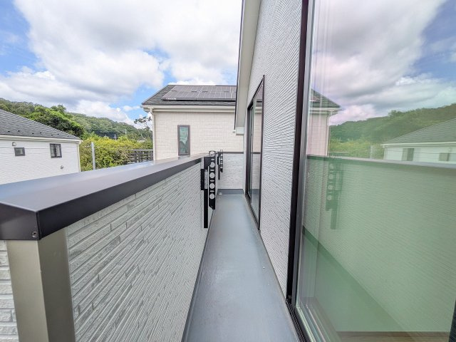 八王子市　弐分方町　新築一戸建て　１０期のバルコニー|～南向きで陽当たりの良いバルコニー　洗濯物がよく乾きそうです～
