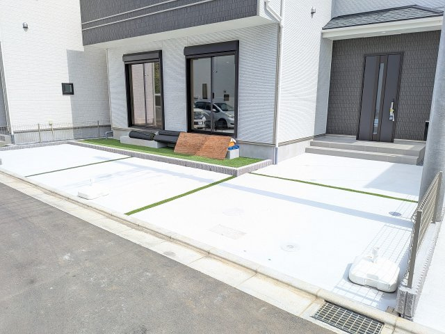 八王子市　弐分方町　新築一戸建て　１０期の駐車場|～L字型に2台駐車可能カースペース～