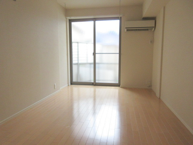 エーデル　ヴィラの居間・リビング|別号室の参考写真です