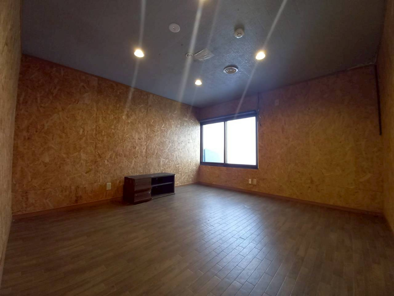 栄町貸8丁目貸テナントの居間・リビング