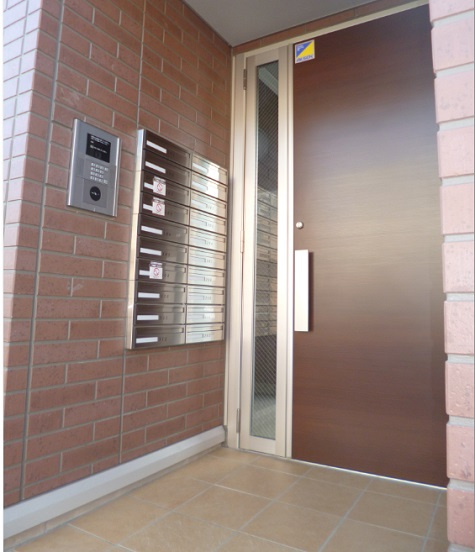 ドムスYのエントランス|オートロック付きで女性の方にも安心(^O^)