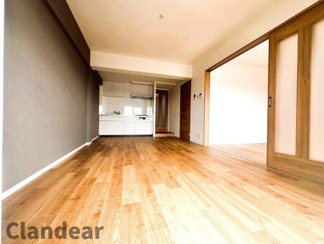 ファミール南常盤平の居間・リビング|ドキドキの新生活も、安心してスタート。ぴったりの住まいを見つけませんか？クランディアが一緒に住まい選びをサポートします‼　まずは、お気軽にお問合せください　＃クランディア