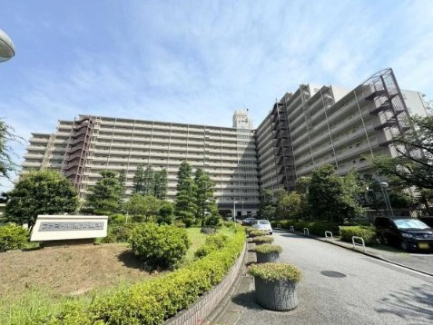 ファミール南常盤平の外観|整った外観と明るいアプローチが、家族で暮らす住まいに安心感を添えてくれます。管理の行き届いた印象です