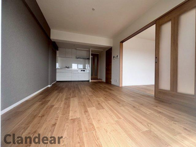 ファミール南常盤平の居間・リビング|ドキドキの新生活も、安心してスタート。ぴったりの住まいを見つけませんか？クランディアが一緒に住まい選びをサポートします‼　まずは、お気軽にお問合せください　＃クランディア