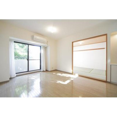 【居間・リビング】 | グリーンフォレスト宮前平 | ※写真は同タイプ住戸です。