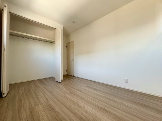 「テラス付」南国市大そね甲南国大そね5　5号地新築一戸建ての洋室|5帖の洋室②☆十分な収納力のクローゼットを備え、空間を有効に活用できます
