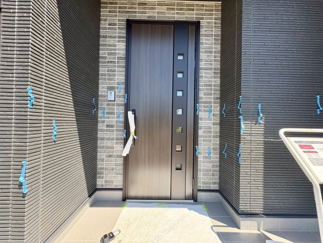 「テラス付」南国市大そね甲南国大そね5　5号地新築一戸建てのその他共用部分|重厚感のあるダークトーンの外壁が目を惹くスタイリッシュな玄関アプローチ☆モダンで洗練されたデザインが上質な雰囲気を演出します