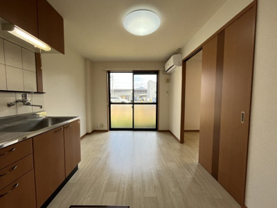 【居間・リビング】 | ピュア・リーフ | イメージ103号室の写真（反転あり）