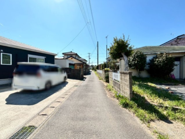 大網白里市南横川　中古戸建の前面道路含む現地写真