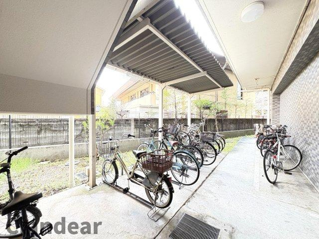 ライオンズマンション谷塚駅前第二の駐輪場|ドキドキの新生活も、安心してスタート。ぴったりの住まいを見つけませんか？クランディアが一緒に住まい選びをサポートします‼　まずは、お気軽にお問合せください　＃クランディア