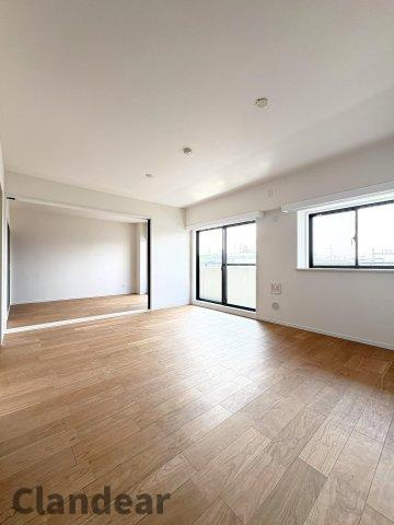 ライオンズマンション谷塚駅前第二の居間・リビング|ドキドキの新生活も、安心してスタート。ぴったりの住まいを見つけませんか？クランディアが一緒に住まい選びをサポートします‼　まずは、お気軽にお問合せください　＃クランディア