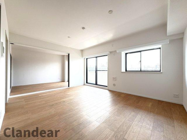 ライオンズマンション谷塚駅前第二の居間・リビング|ドキドキの新生活も、安心してスタート。ぴったりの住まいを見つけませんか？クランディアが一緒に住まい選びをサポートします‼　まずは、お気軽にお問合せください　＃クランディア