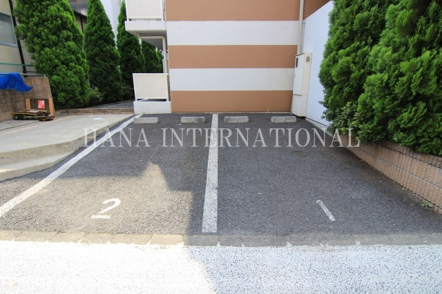 レオパレスウィステリア２の駐車場