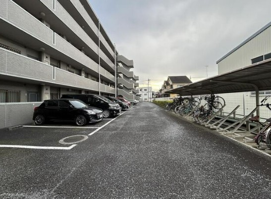 【中古マンション】フォルテコート若葉の駐車場|駐車場に車を止められます
