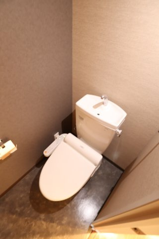 大阪市都島区都島南通２丁目の賃貸マンションのトイレ