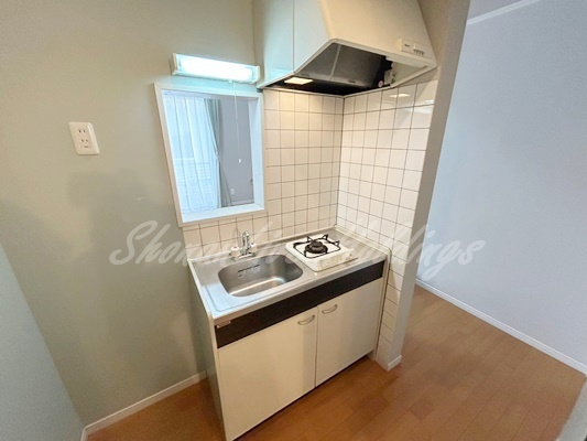 横浜市泉区下飯田町のアパートのキッチン