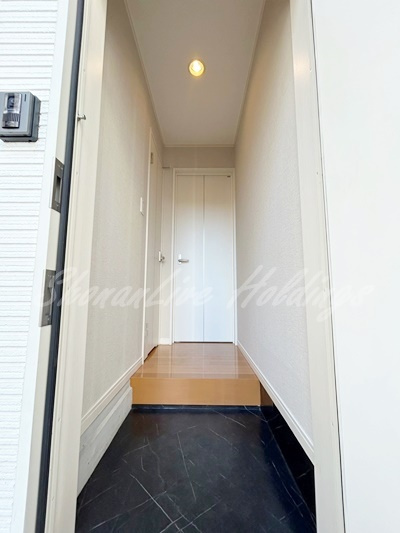 横浜市泉区下飯田町のアパートの玄関