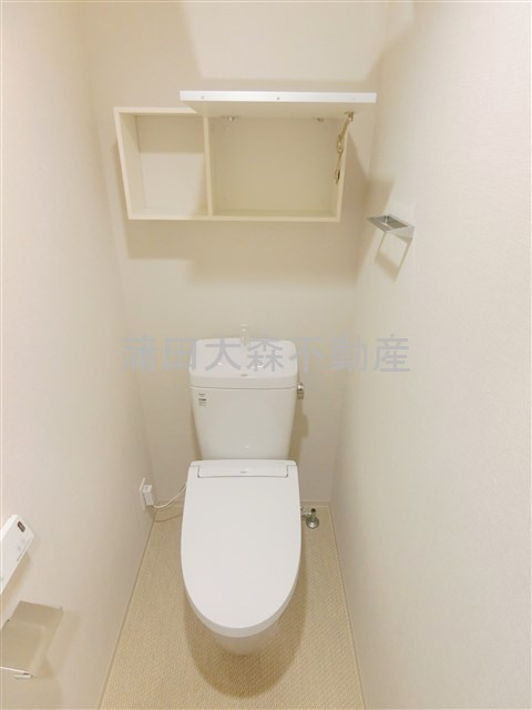 ORSUSオルサス大鳥居のトイレ|吊戸棚と温水洗浄便座付きのトイレ