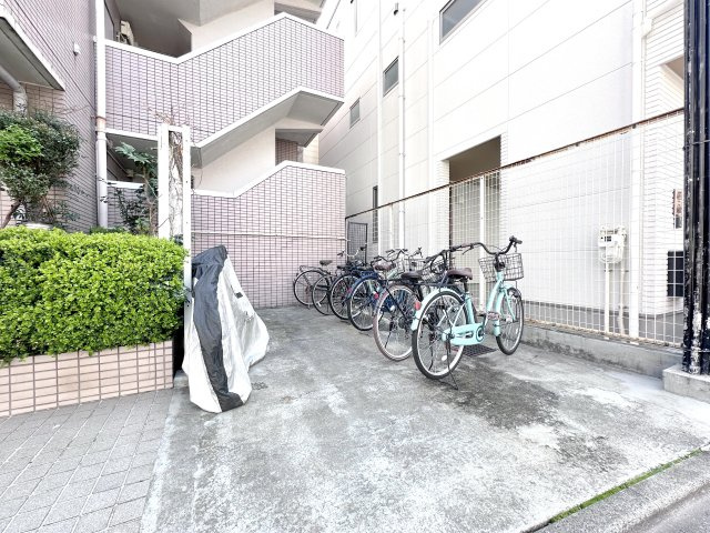 キャニオンマンション西日暮里の駐輪場|ドキドキの新生活も、安心してスタート。ぴったりの住まいを見つけませんか？クランディアが一緒に住まい選びをサポートします‼　まずは、お気軽にお問合せください　＃クランディア