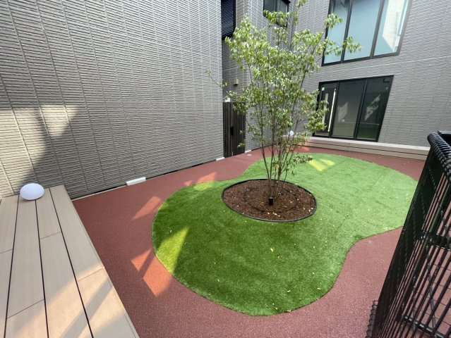 アノイエ　東棟のエントランス