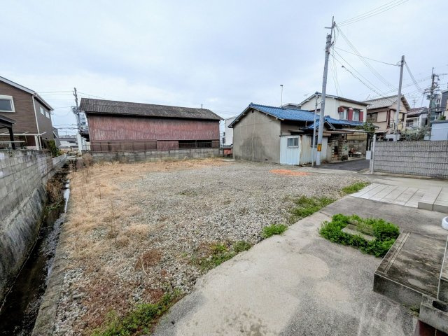 和泉市葛の葉町１丁目戸建て（土地65坪）の庭|お庭として、駐車場として（誰かにお貸しする場合はご相談ください）、資材置き場としていかがでしょうか？仮設の建物は建てて頂いて大丈夫ですが、場合により預り金を頂きます。
