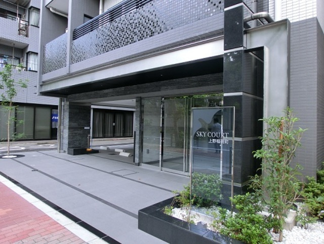 スカイコート上野稲荷町のエントランス