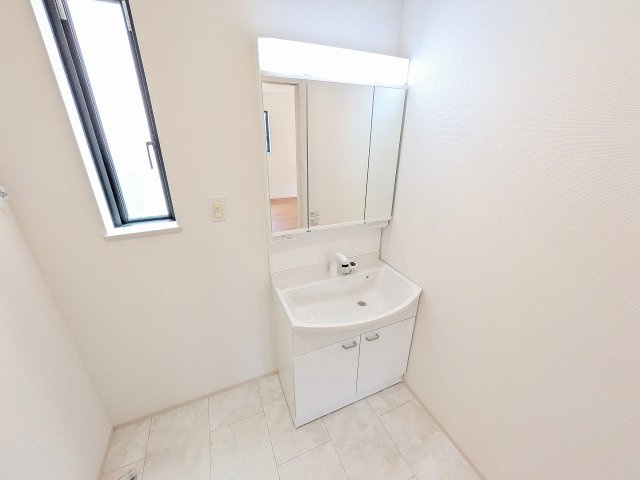 八王子市　弐分方町　新築一戸建て　１０期の独立洗面台|～３面鏡付きの独立洗面台　細々している物をスッキリ収納出来ます～