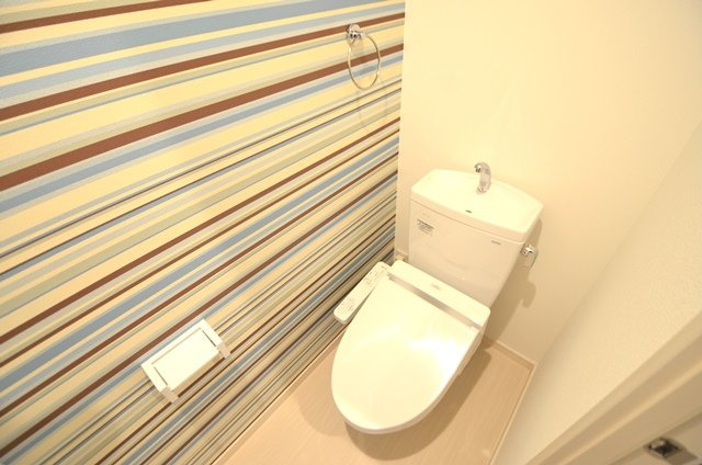 温水洗浄便座付きのトイレです♪