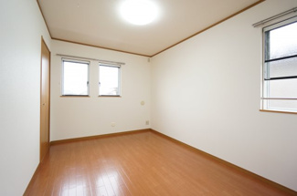 【寝室】 | コンコルド | ※同タイプの写真になります。（中部屋は小窓無し）