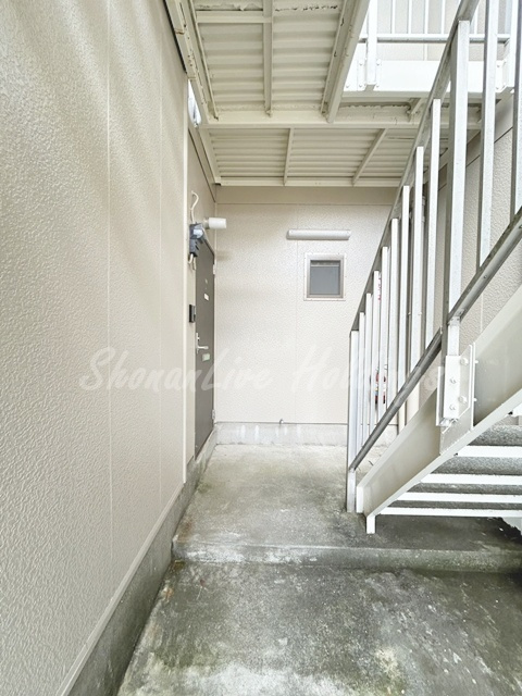 藤沢市鵠沼松が岡２丁目のアパートのエントランス