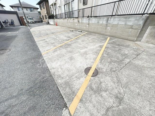 藤沢市鵠沼松が岡２丁目のアパートの駐車場