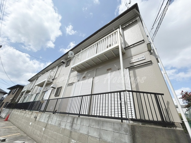 藤沢市鵠沼松が岡２丁目のアパートの外観