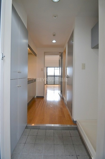 ユーアイビル西観音の玄関|反転写真になります