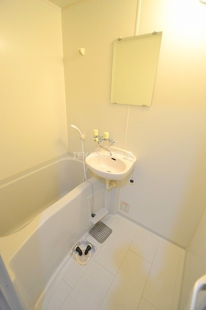 ユーアイビル西観音の浴室|反転写真になります