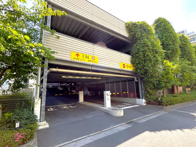 サングランデ桜橋の駐車場|買い物帰りもストレスなし。敷地内駐車場は、暮らしを支えるうれしいポイントです。