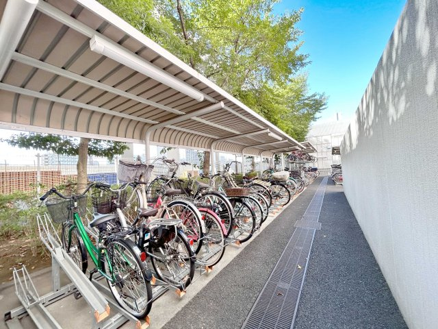 サングランデ桜橋の駐輪場|敷地内駐輪スペース完備！屋根付きの為、雨の日も安心です♪※空き状況等はお気軽にお問い合わせください(^^)
