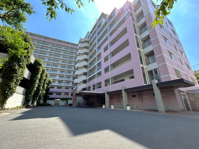 サングランデ桜橋の外観|静かな住宅街に建つ外観は、長く暮らしやすい印象。周辺施設も徒歩圏で、安心感のある住環境です