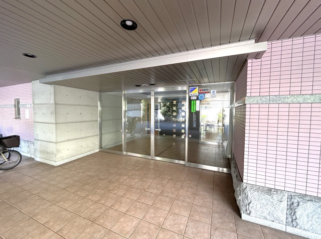 サングランデ桜橋のエントランス|プライベート感が高まるシックな装いのエントランスで上質な住み心地を実感いただけます☆