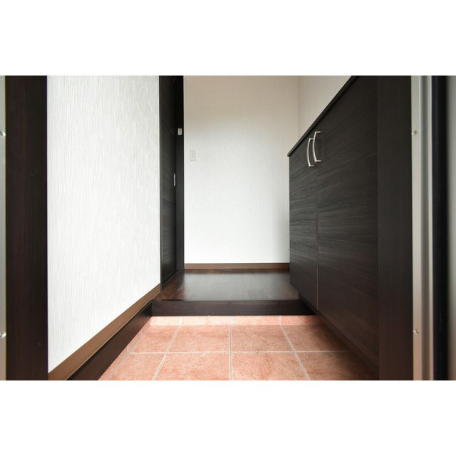 Apartment-Raboの玄関|シューズボックス付きの玄関です★
