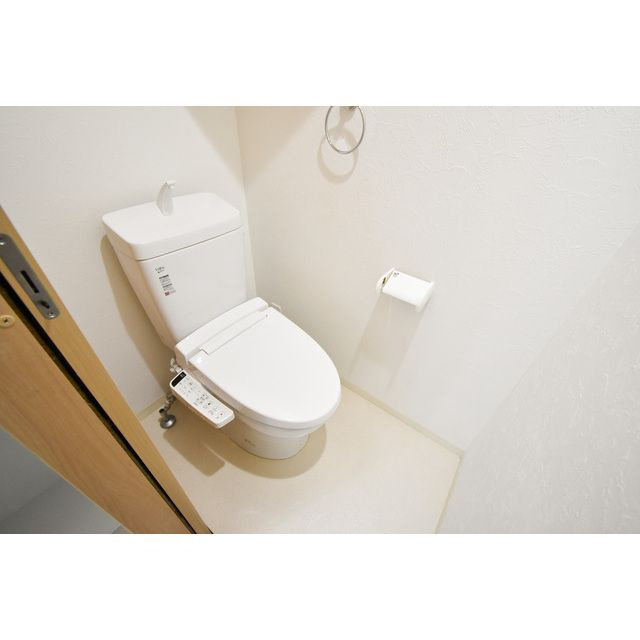 Apartment-Raboのトイレ|嬉しい温水洗浄便座付き♪