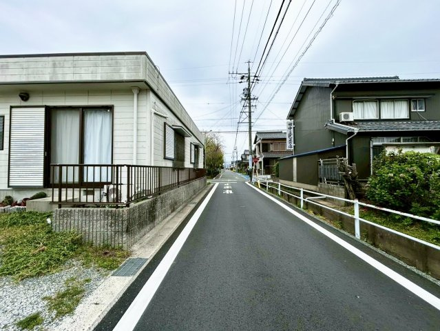 売地　豊橋市馬見塚町222番1の前面道路含む現地写真|東側前面道路