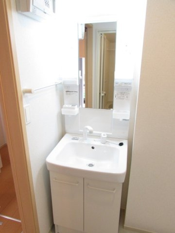 ＳＴＯＮＥＳ錦町の洗面所|明るい洗面所です