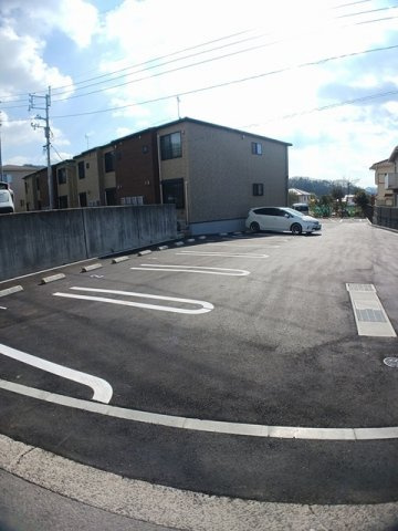 ラルジュ・オロールＡの駐車場|車をお持ちの方に嬉しい駐車場付きの物件です