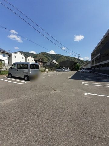 ヴィラジャローネ　デ　ケーヴⅡの駐車場|カースペースがあります