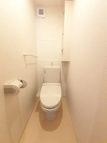 ヴィラジャローネ　デ　ケーヴⅡのトイレ|落ち着いた色調のトイレです