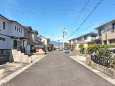 【前面道路含む現地写真】 | 三重郡菰野町大字福村　4SLDK | 前面道路